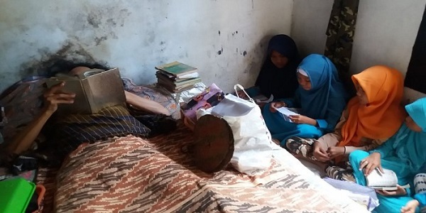 Bolehkah Membaca Surat Al Mulk Sambil Tiduran? Simak Penjelasannya Berikut